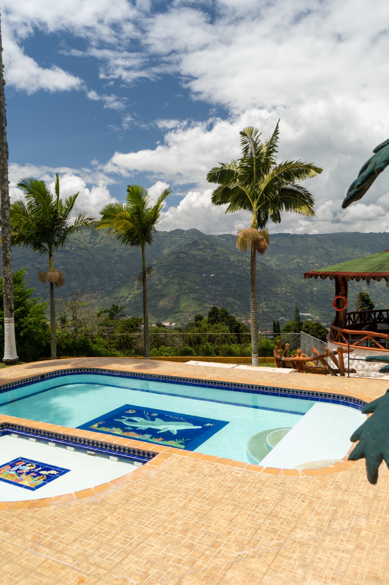 Piscina de Querer Vivir con vista a las montañas de Antioquia