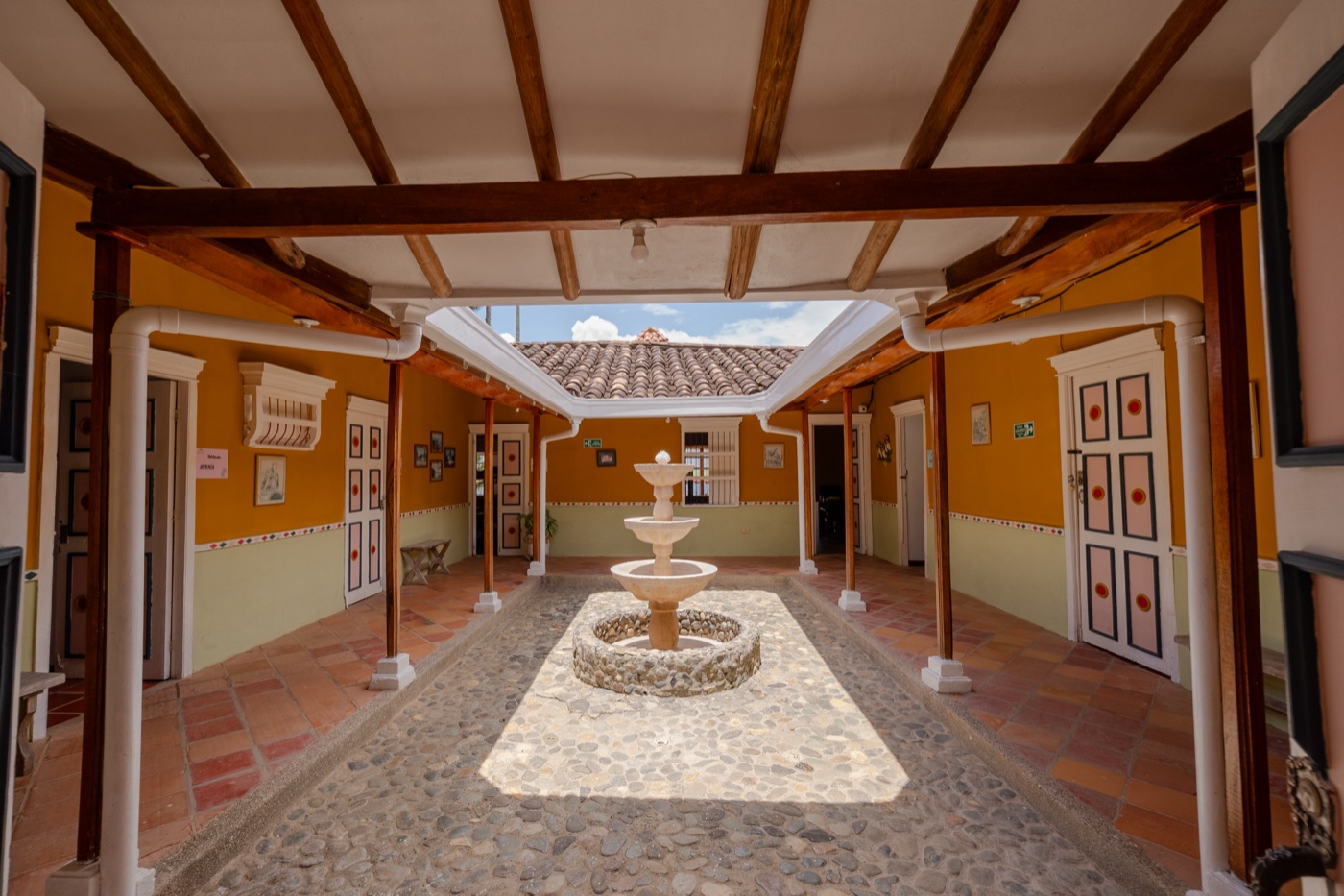 Corredor interior con arcos tradicionales