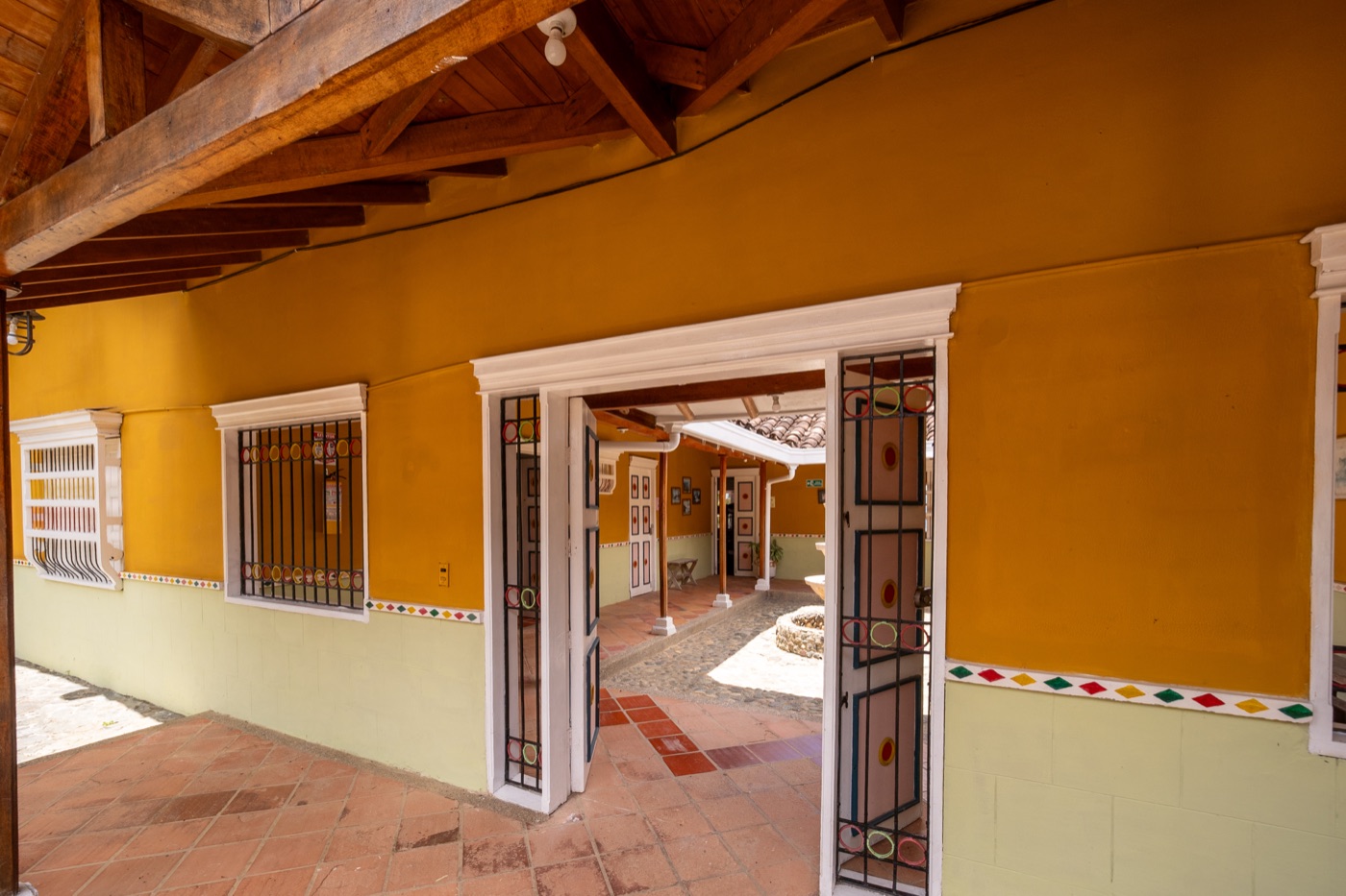 Corredores exteriores con techos de madera