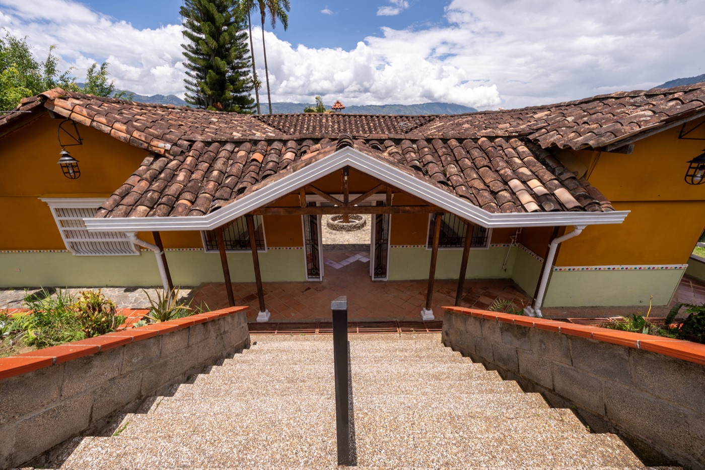 Fachada de La Casona en Girardota con techos de teja