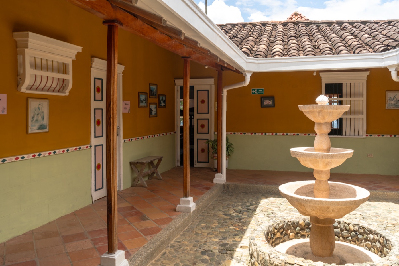 Patio interior con fuente de piedra