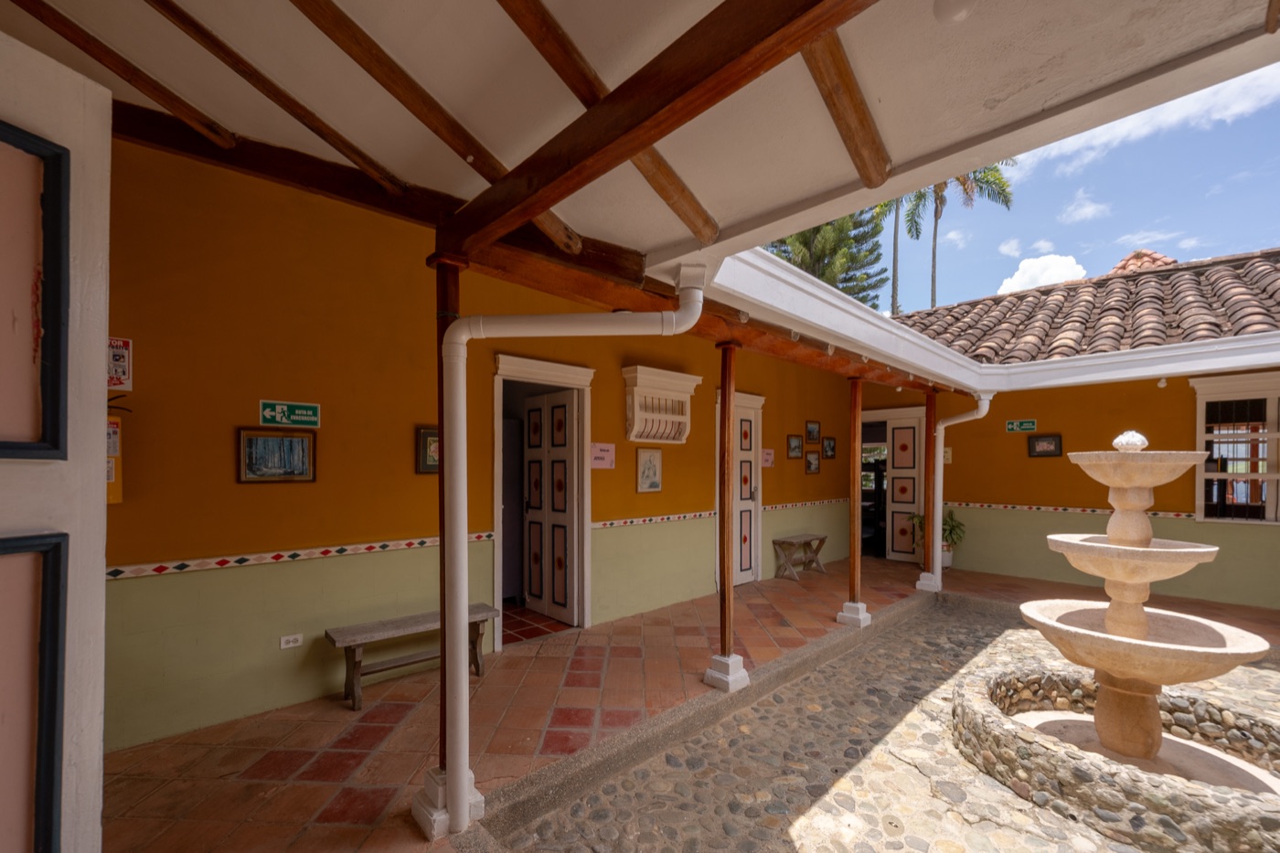 Patio interior del centro